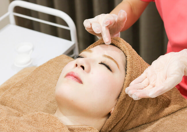 姫路メディカルクリニックの美肌治療　ニキビケアに効果的なピーリング施術写真